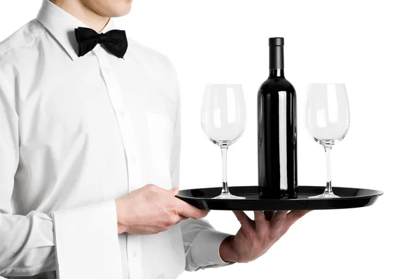 Руки официанта с бутылкой вина и столовыми приборами на подносе — стоковое фото