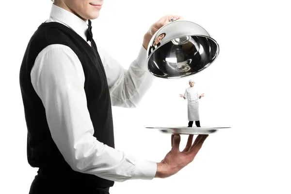 Руки официанта с клошем и шеф-поваром — стоковое фото