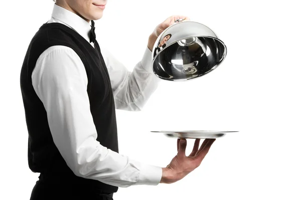 Руки официанта с крышкой от клоша — стоковое фото