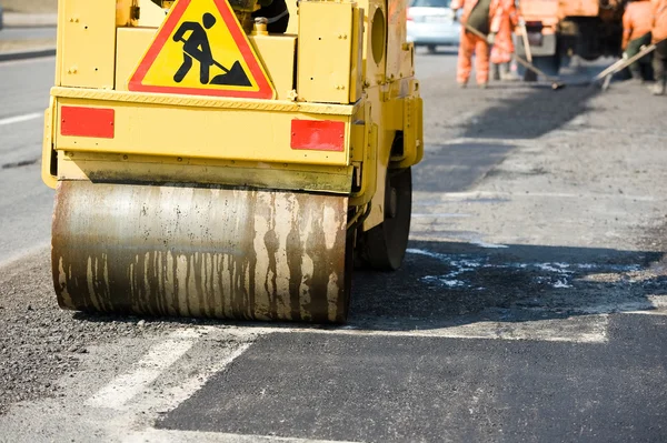 Trabajos de pavimentación de asfalto con compactador —  Fotos de Stock