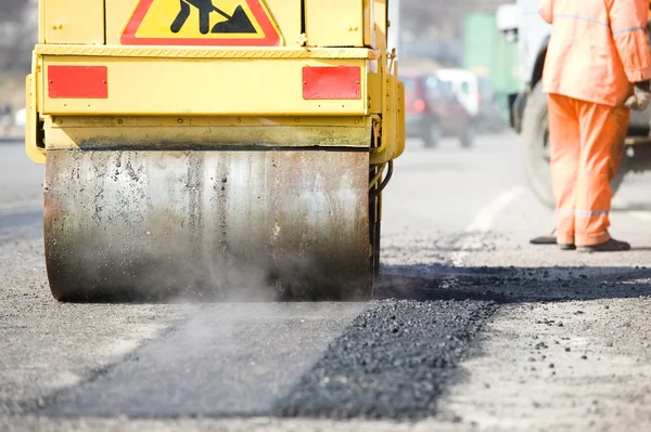 Asphalt paving works with compactor — Stock Photo, Image