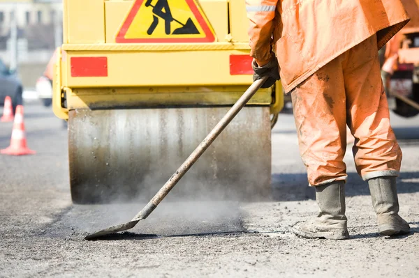 Lavori di pavimentazione asfaltata con compattatore — Foto Stock