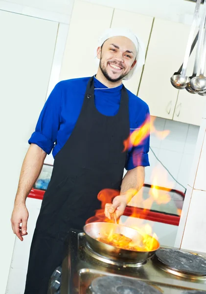 Šéfkuchař připravující flambe maso — Stock fotografie