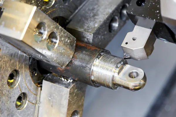 Proses close-up dari mesin logam dengan threading — Stok Foto