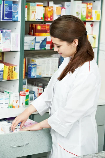 Farmacia mujer química en farmacia —  Fotos de Stock