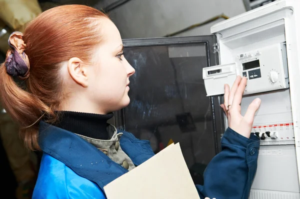 Ingeniero de calefacción en sala de calderas —  Fotos de Stock