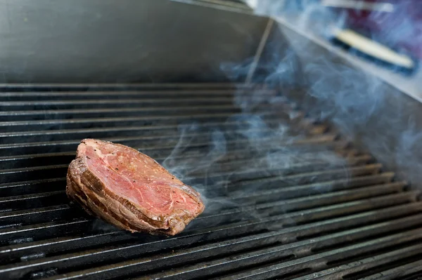 Beefsteak braten — Stockfoto