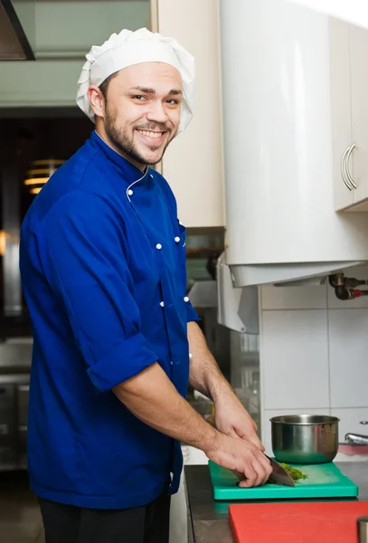 Шеф-кухар різання зелень — стокове фото