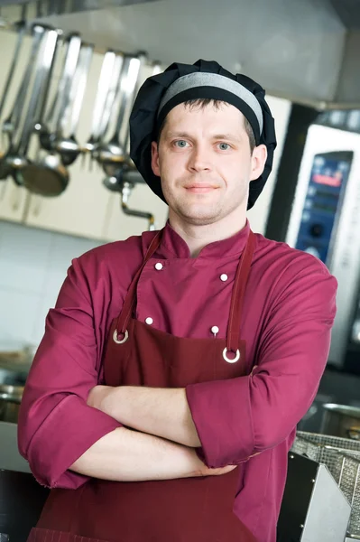 Chef-kok in uniform op keuken — Stockfoto