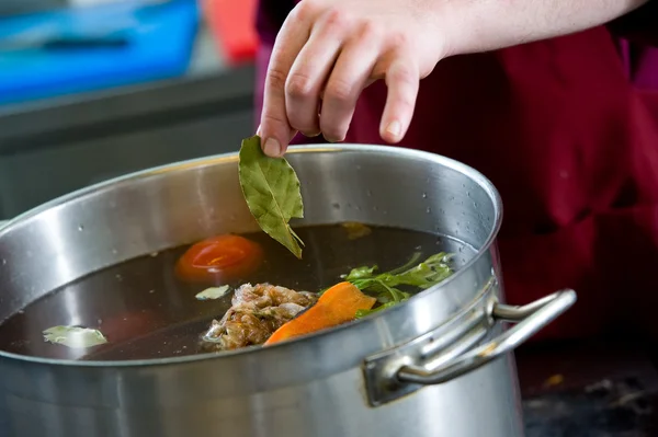 Готовить суп в горшочке — стоковое фото