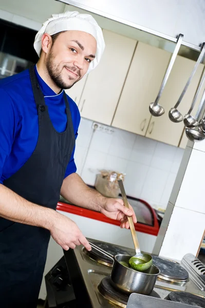 Chef-kok met lepel — Stockfoto