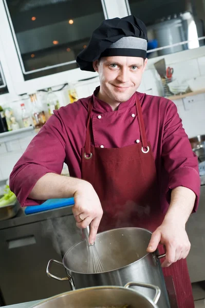 Chef-kok maken van saus — Stockfoto