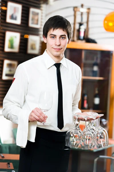 Cameriere in uniforme al ristorante — Foto Stock