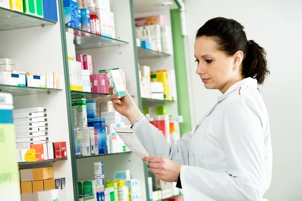 Γυναίκα φαρμακείο φαρμακείο σε φαρμακείο — Φωτογραφία Αρχείου