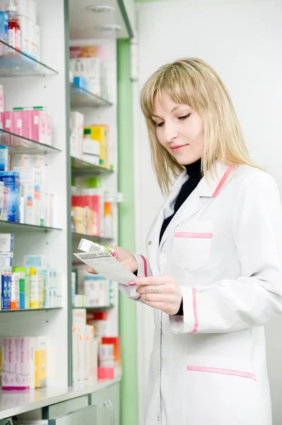 Patika gyógyszertár nő gyógyszertár — Stock Fotó