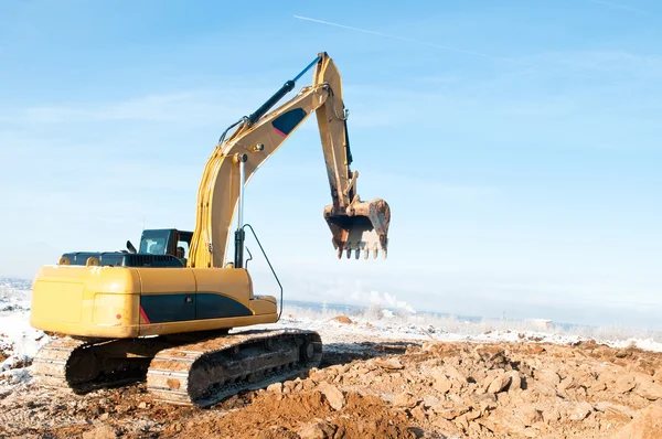 Carregador de escavadeira em trabalhos de inverno — Fotografia de Stock