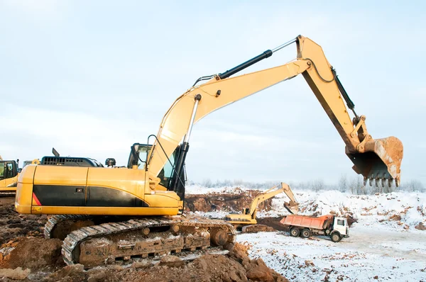 Carregador de escavadeira em trabalhos de inverno — Fotografia de Stock