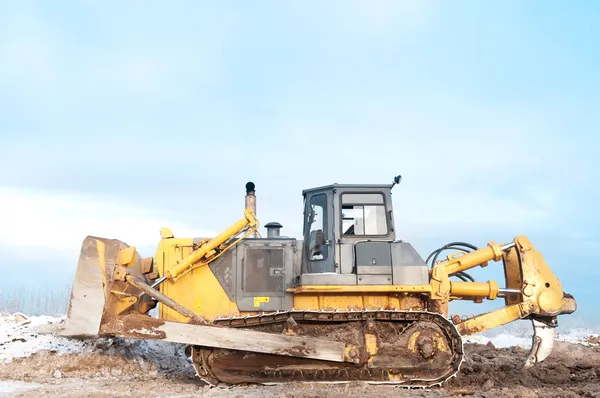 Bulldozer cargadora en trabajos de excavación de suelo congelado invierno —  Fotos de Stock