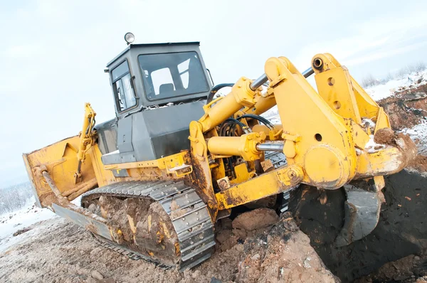 Bulldozer loader at winter frozen soil excavation works — Stock Photo, Image