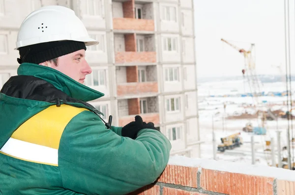 Builder förman på byggarbetsplatsen — Stockfoto