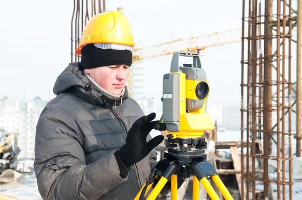 Surveyor op het werk — Stockfoto