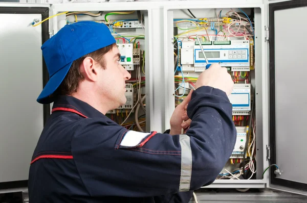 Eletricista a trabalhar — Fotografia de Stock
