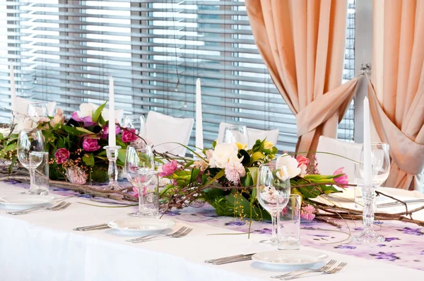 Catering Tisch mit Blumen gedeckt — Stockfoto