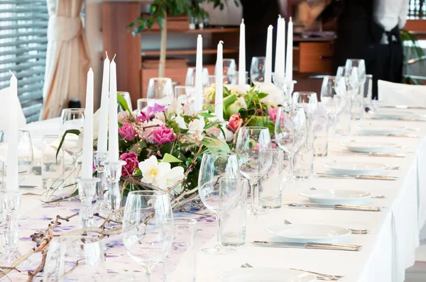 Catering Tisch mit Blumen gedeckt — Stockfoto