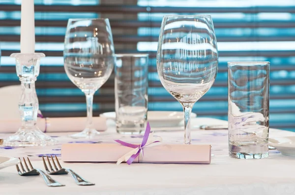 Catering-Tisch mit Geschirr — Stockfoto