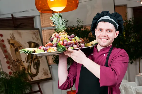 Cheerful cozinheiro chef com frutas — Fotografia de Stock