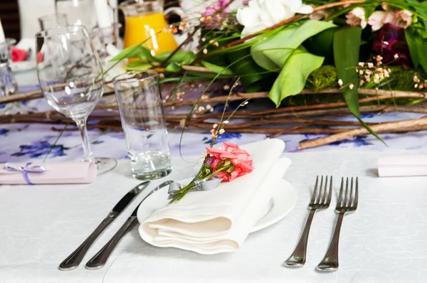 Стол питания с цветами — стоковое фото
