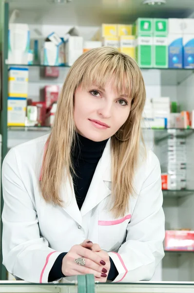 ドラッグ ストアの薬学化学者女性 — ストック写真