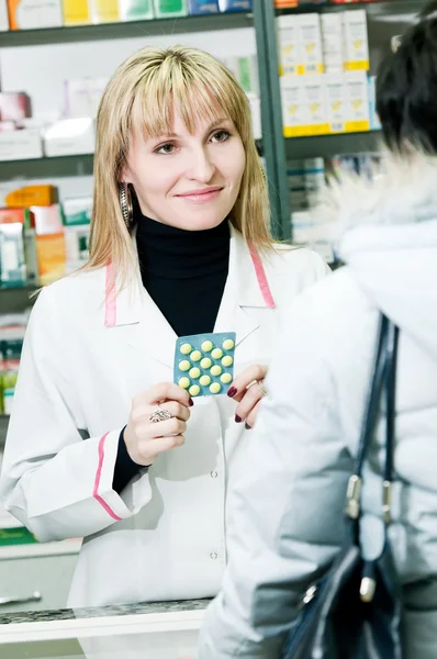Χαρούμενα φαρμακοποιός και πελάτης στο φαρμακείο — Φωτογραφία Αρχείου