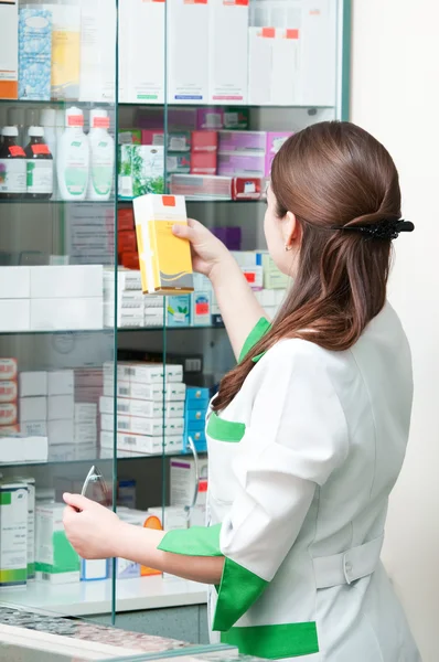 Farmacia mujer química en farmacia — Foto de Stock