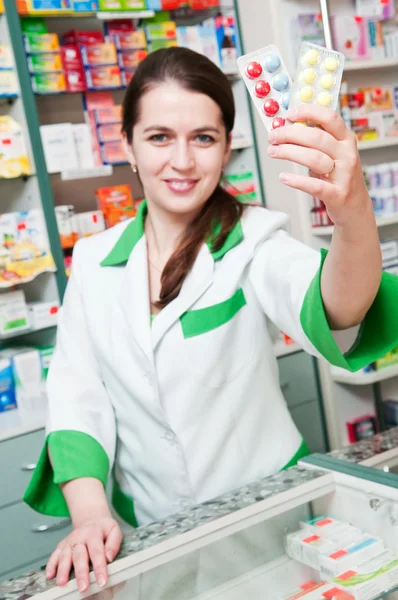 Farmacêutico alegre mulher química — Fotografia de Stock