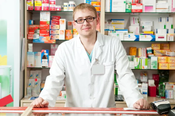 Especialista em farmácia em farmácia — Fotografia de Stock