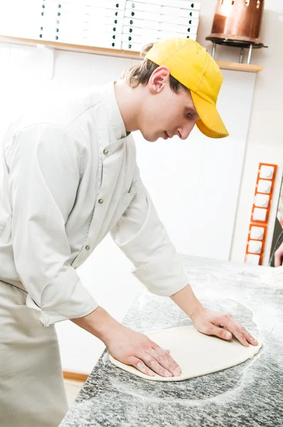 Baker dělat těsto na pizzu — Stock fotografie