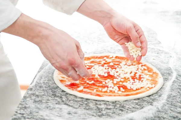 Pizzazubereitung — Stockfoto