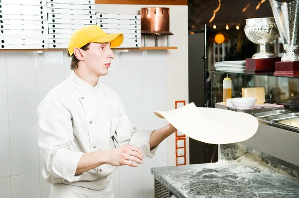 Pizza padeiro malabarismo com massa — Fotografia de Stock
