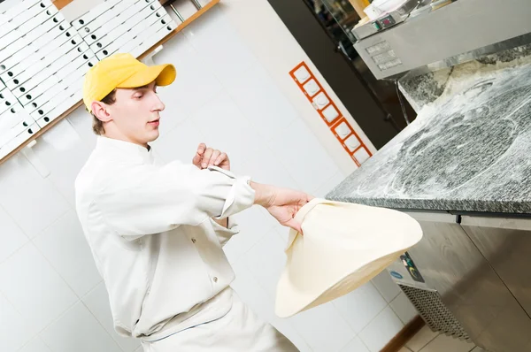 Pizza bagare Jonglering med deg — Stockfoto