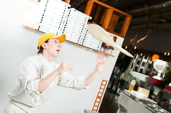 玩弄面团比萨饼贝克Pizza baker žonglování s těsta — Stock fotografie