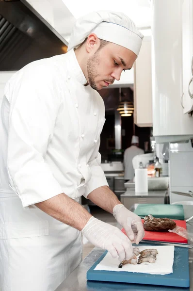 Chef-kok voorbereiden garnalen aan boord — Stockfoto