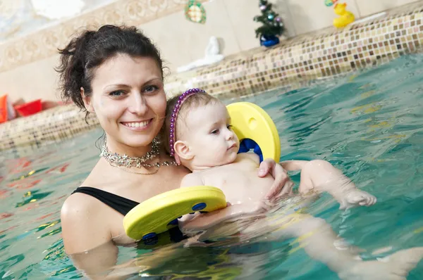小さな女の子とスイミング プールでユアーマザーフォー — ストック写真