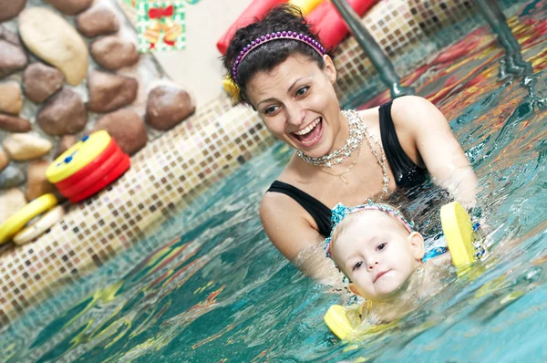 Little girl and mothe in swimming pool — 图库照片