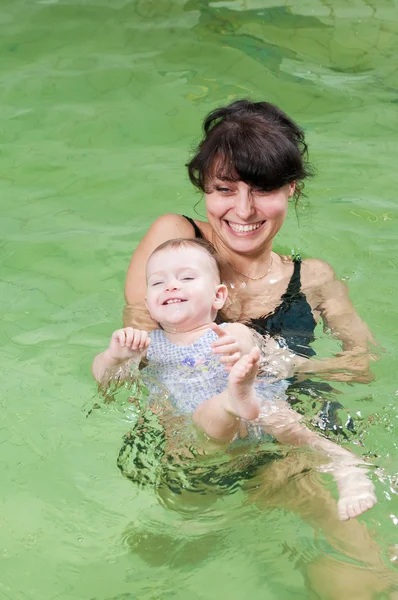 Little girl and mothe in swimming pool — Stock Photo, Image
