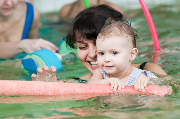 Mała dziewczynka i mothe w basenie — Zdjęcie stockowe