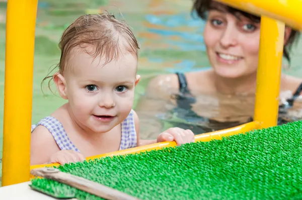 Mała dziewczynka i mothe w basenie — Zdjęcie stockowe