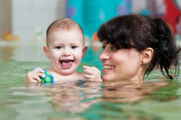 Маленькая девочка и мотылёк в бассейне — стоковое фото