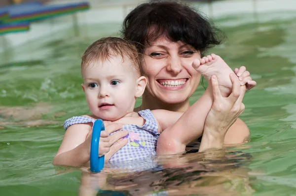 小さな女の子とスイミング プールでユアーマザーフォー — ストック写真