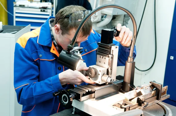 Arbeiter überprüfen Werkzeug mit optischem Gerät — Stockfoto